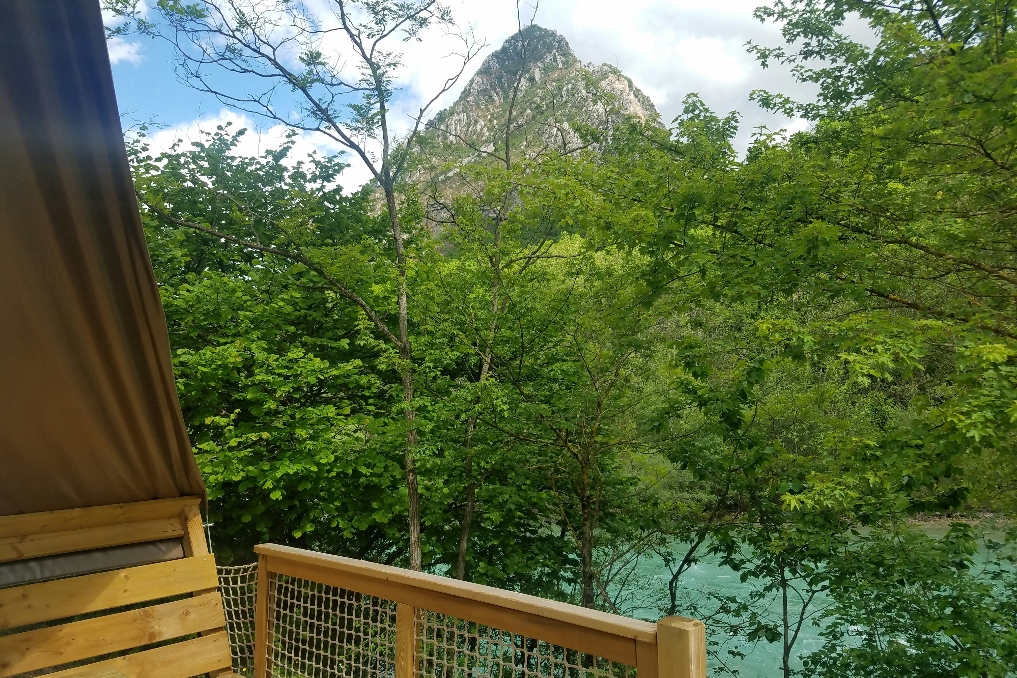 Domaine Chasteuil Provence - Ausblick auf Fluss und Berge von der Terasse