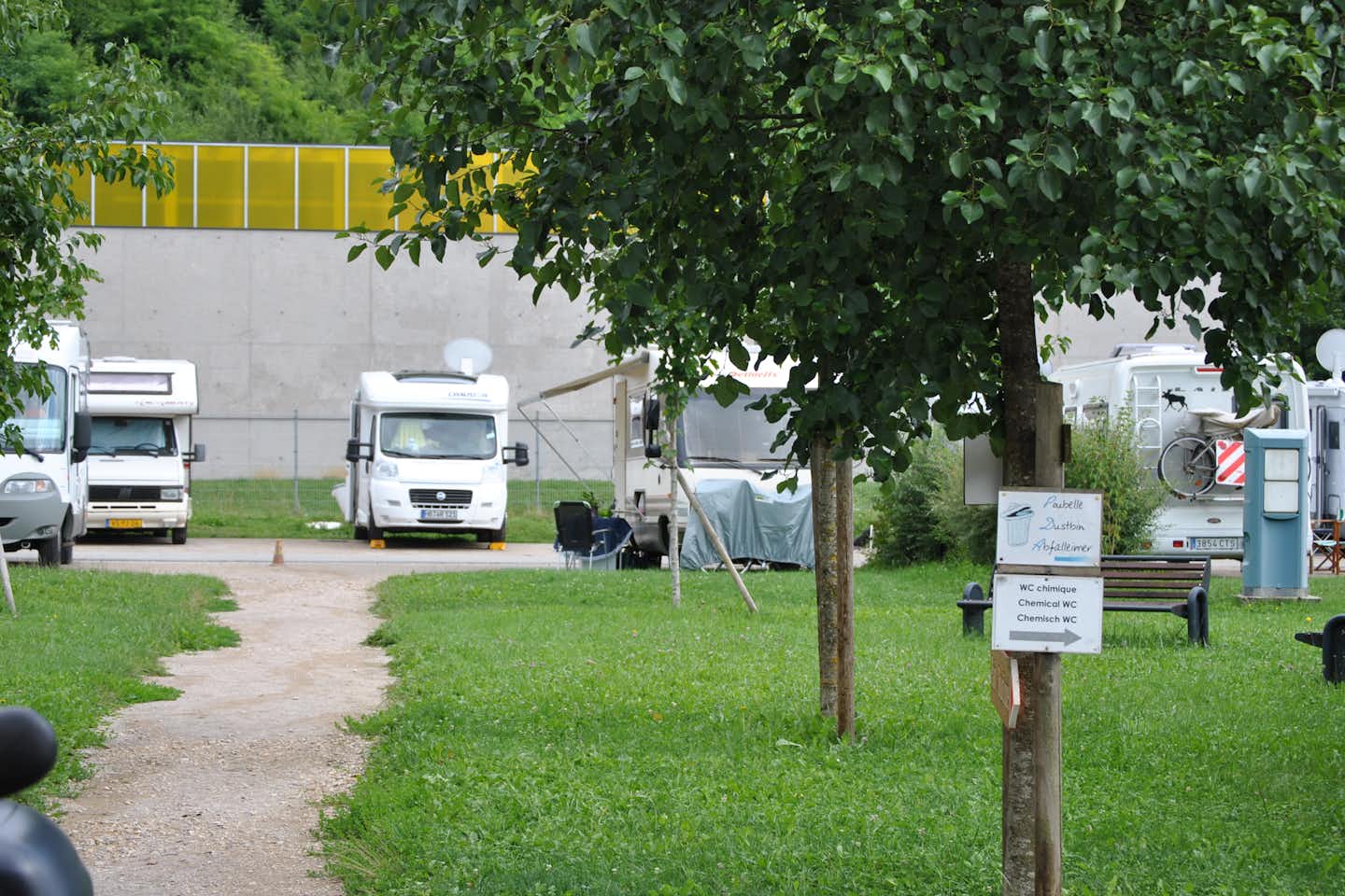 Domaine d' Aucroix  -  Wohnwagen- und Zeltstellplatz auf grüner Wiese auf dem Campingplatz