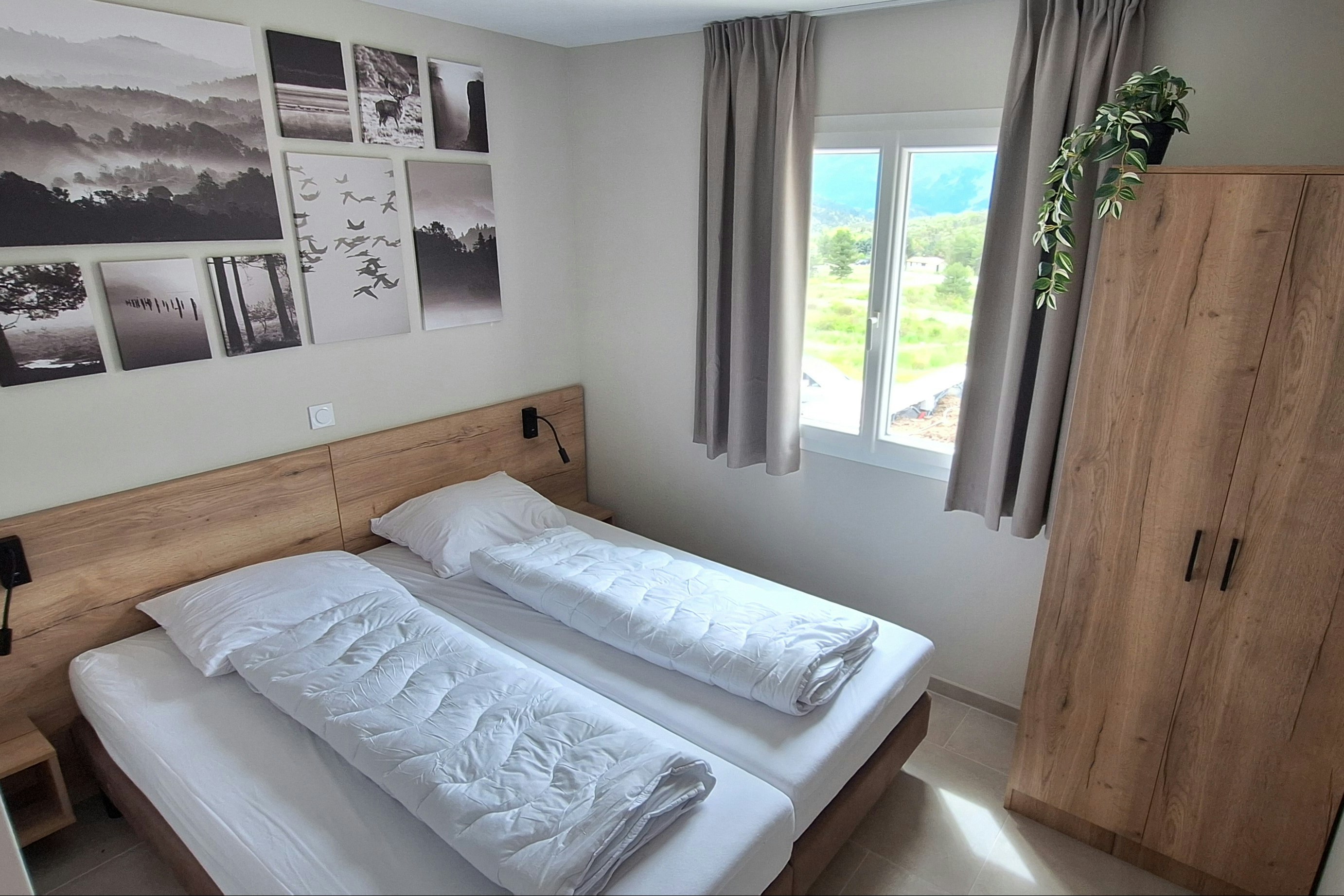 Domaine de Castellane  - Doppelbett im Schlafzimmer eines Mobilheims