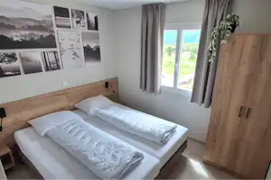 Domaine de Castellane - Doppelbett im Schlafzimmer eines Mobilheims