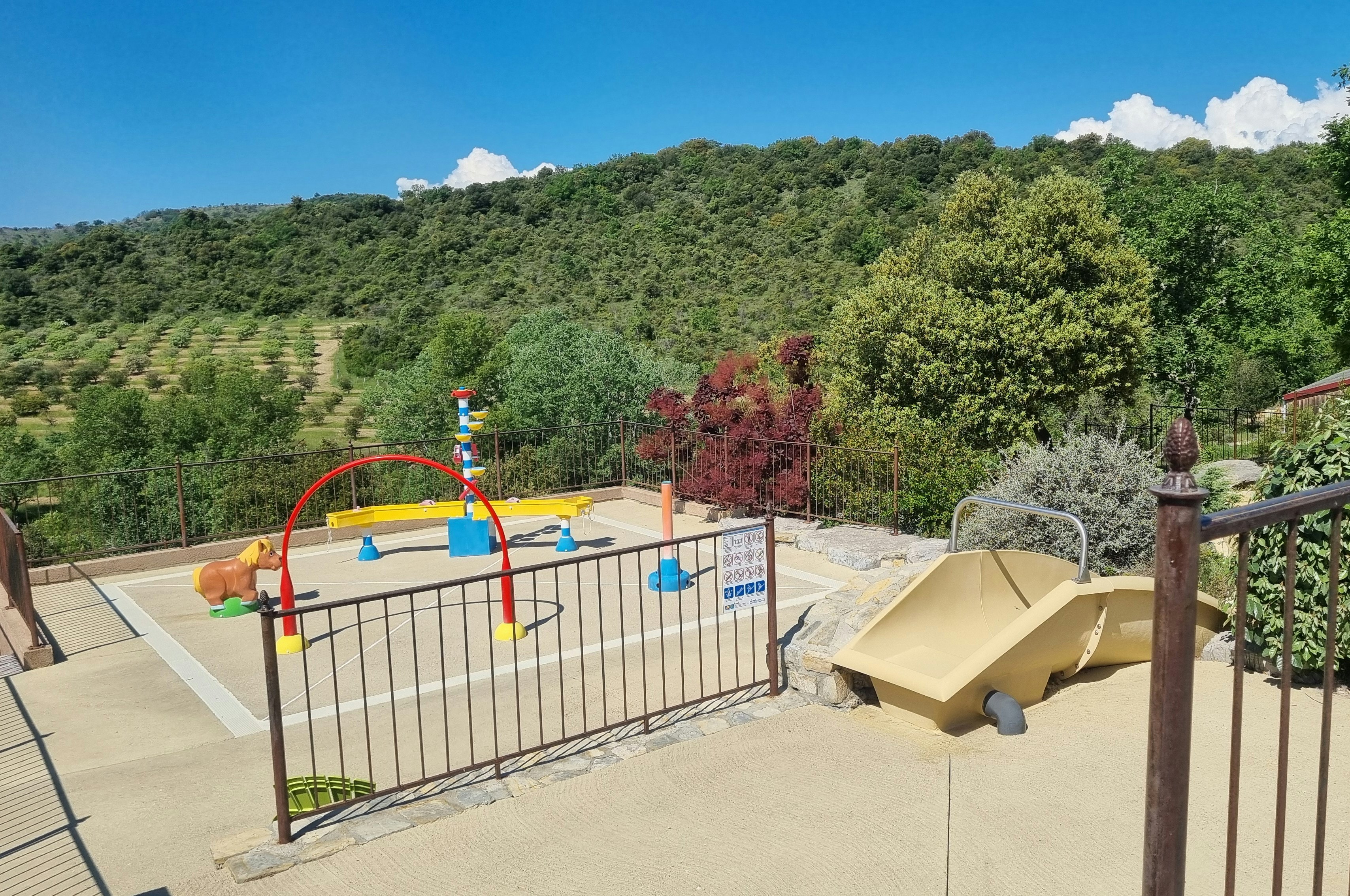 Domaine de Chadeyron  - Kinderspielplatz auf dem Campingplatz