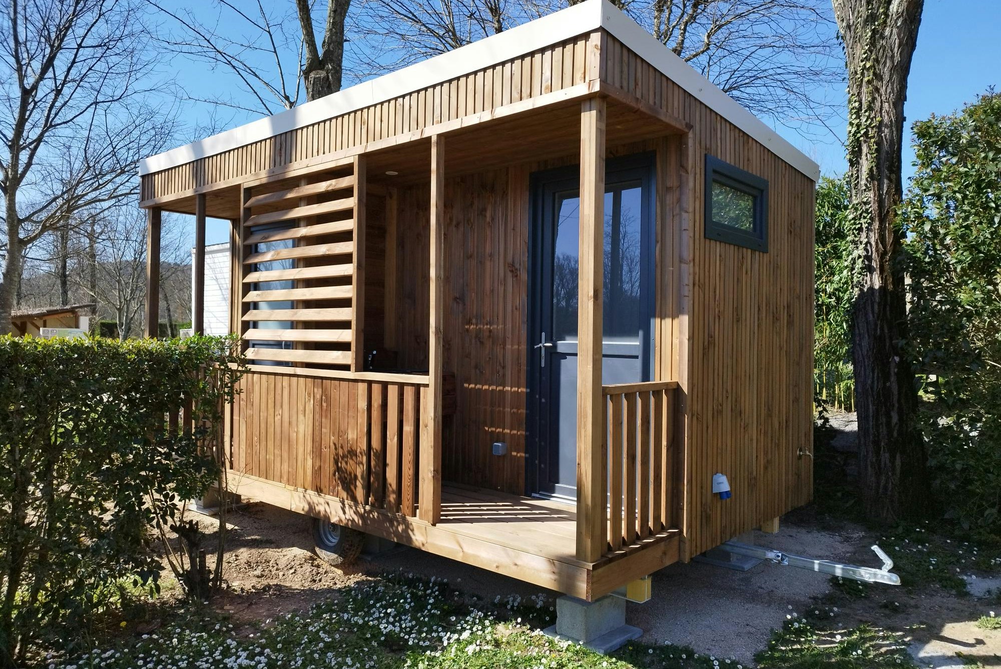 Domaine de Chadeyron  - Mobilheim mit Terrasse auf dem Campingplatz
