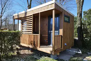 Domaine de Chadeyron - Mobilheim mit Terrasse auf dem Campingplatz
