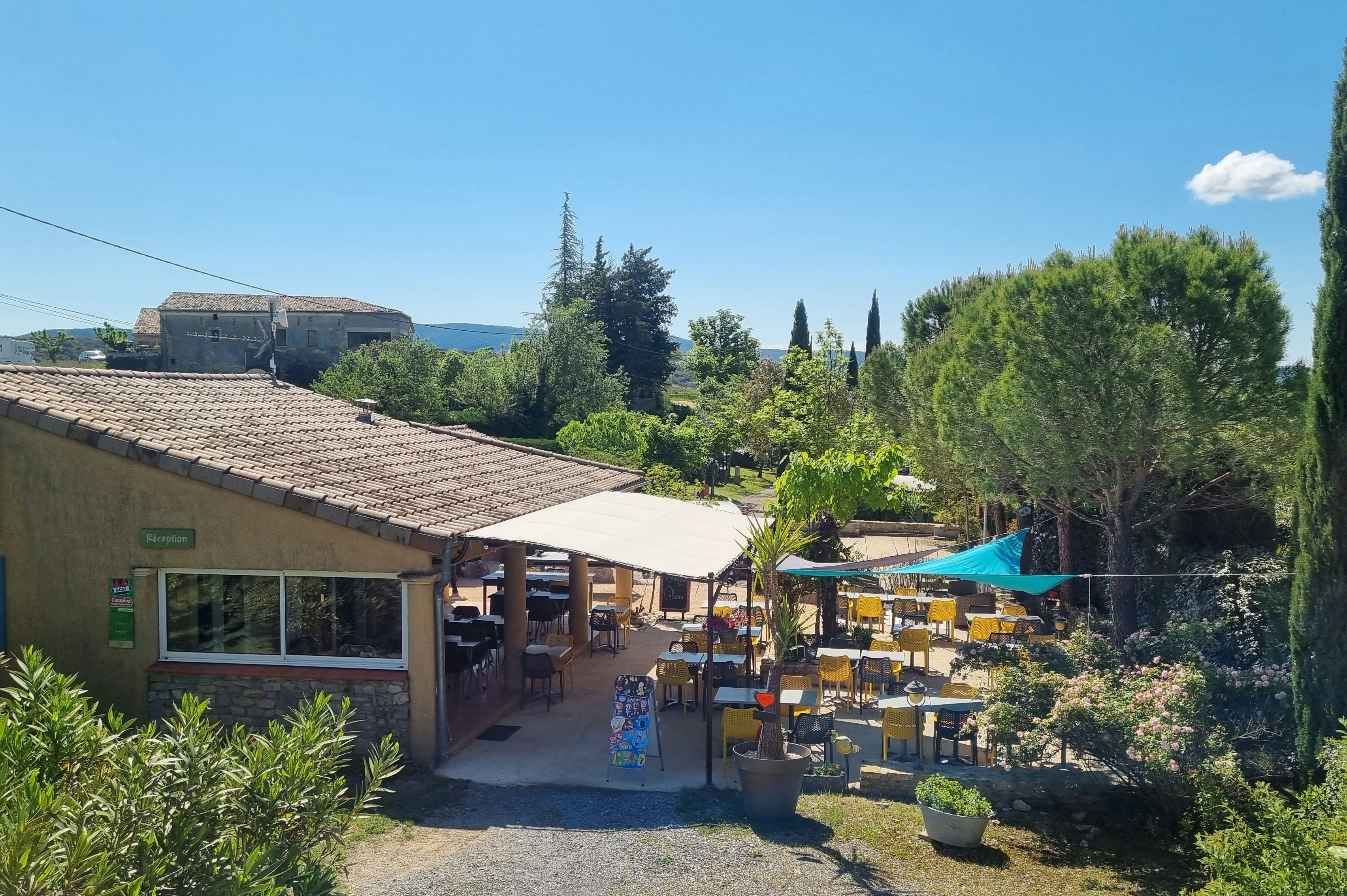 Domaine de Chadeyron  - Restaurant mit Terrasse auf dem Campingplatz