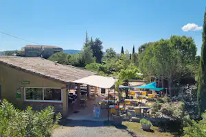 Domaine de Chadeyron - Restaurant mit Terrasse auf dem Campingplatz