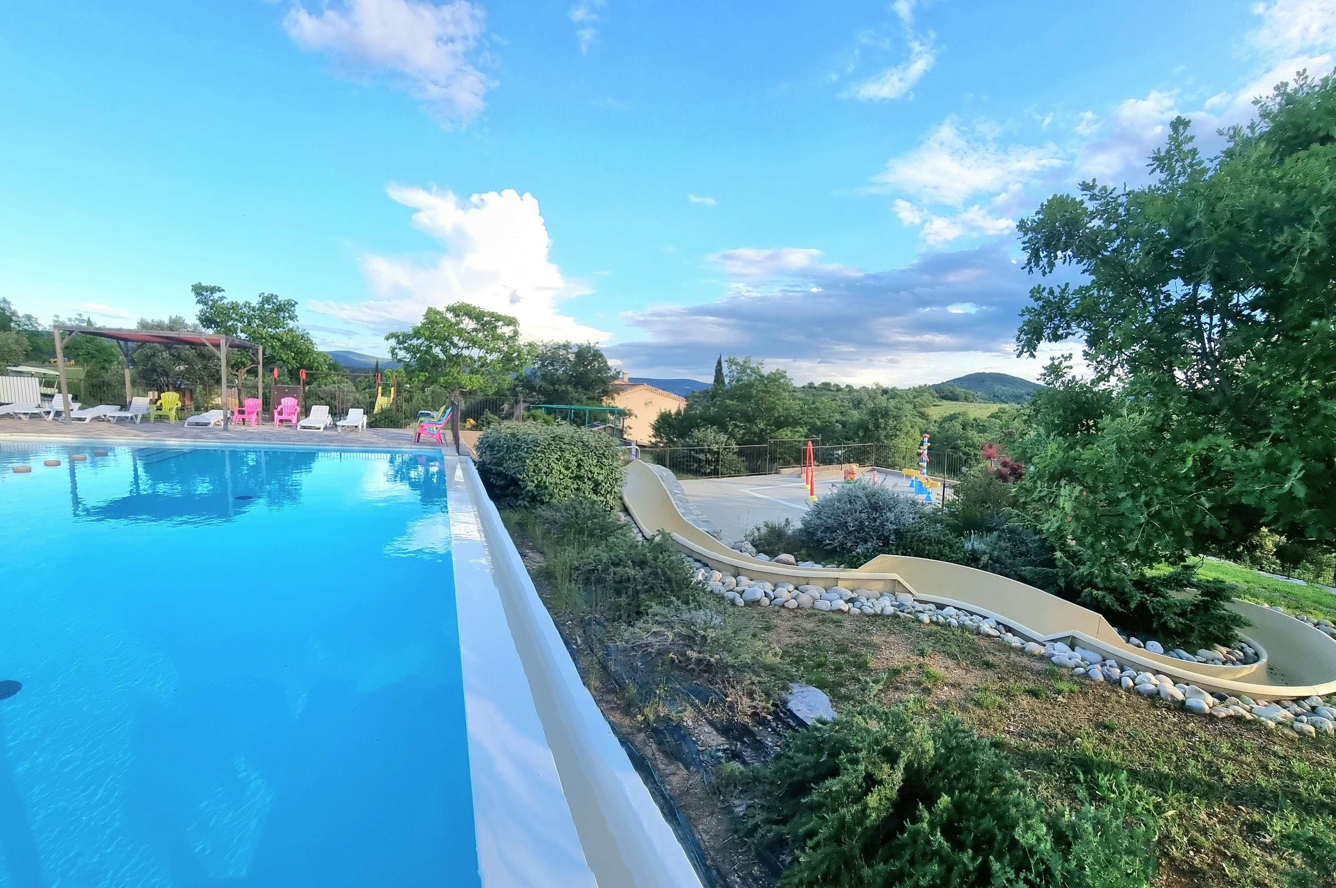 Domaine de Chadeyron - Blick auf den Pool im Freien auf dem Campingplatz