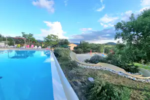 Domaine de Chadeyron - Blick auf den Pool im Freien auf dem Campingplatz