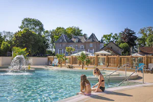 Domaine de Drancourt - Blick auf den Pool im Freien