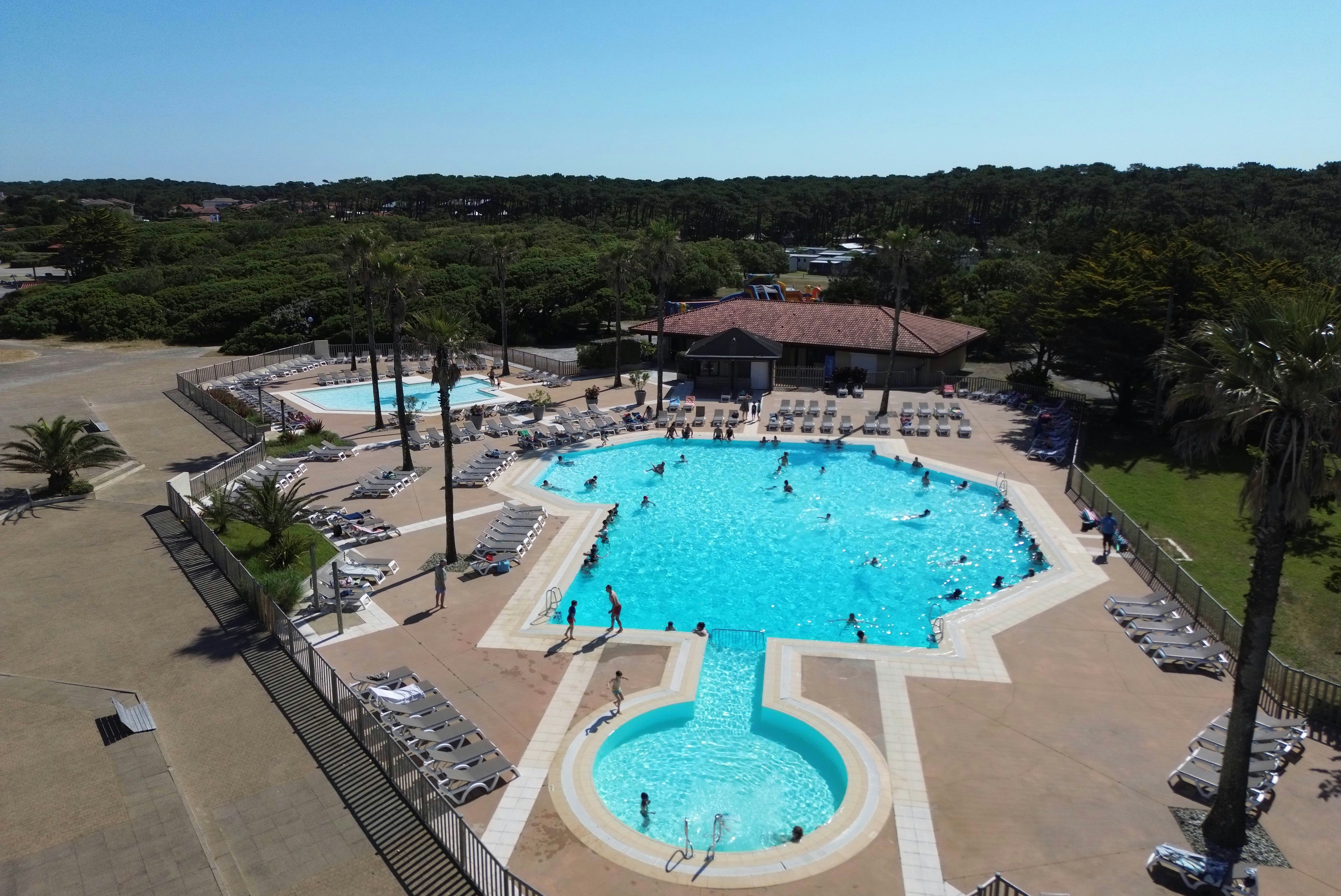 Camping Domaine de Fierbois - Blick auf das Freibad des Campingplatzes