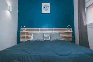 Domaine de Kerioche - Doppelbett im Schlafzimmer eines Mobilheims