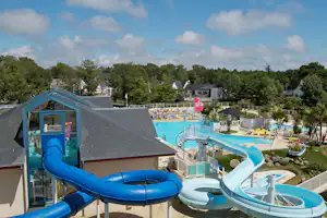 Domaine De Kerlann - Rutschen im Wasserpark des Campingplatzes