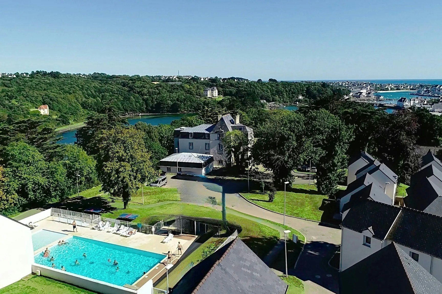 Domaine de la Baie  - Luftaufnahme des Campingplatzes mit Pool