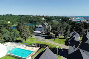 Domaine de la Baie - Luftaufnahme des Campingplatzes mit Pool