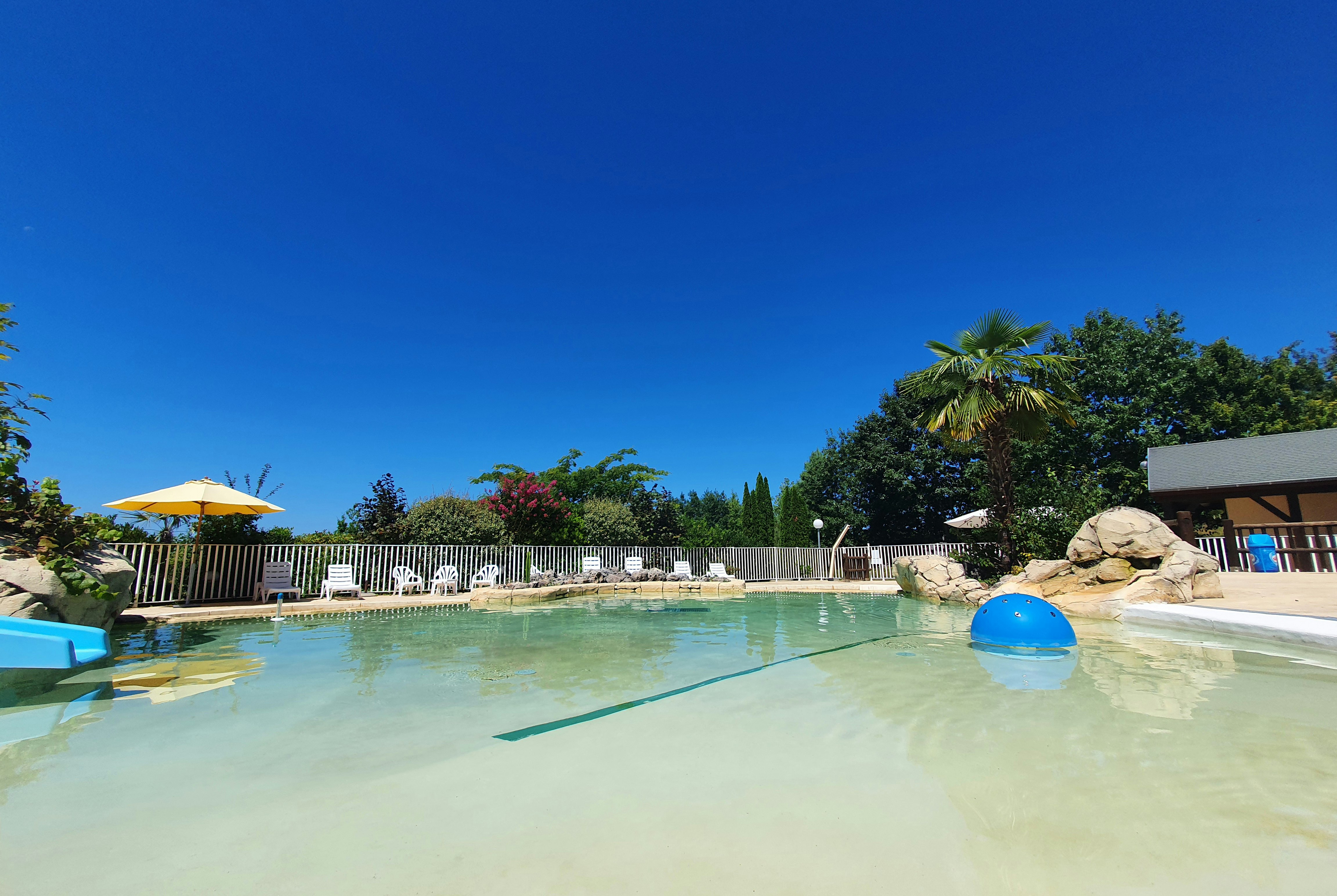 Domaine de la Chapelle-en-Corrèze  - Pool im Freien mit Liegestühlen und Sonnenschirmen