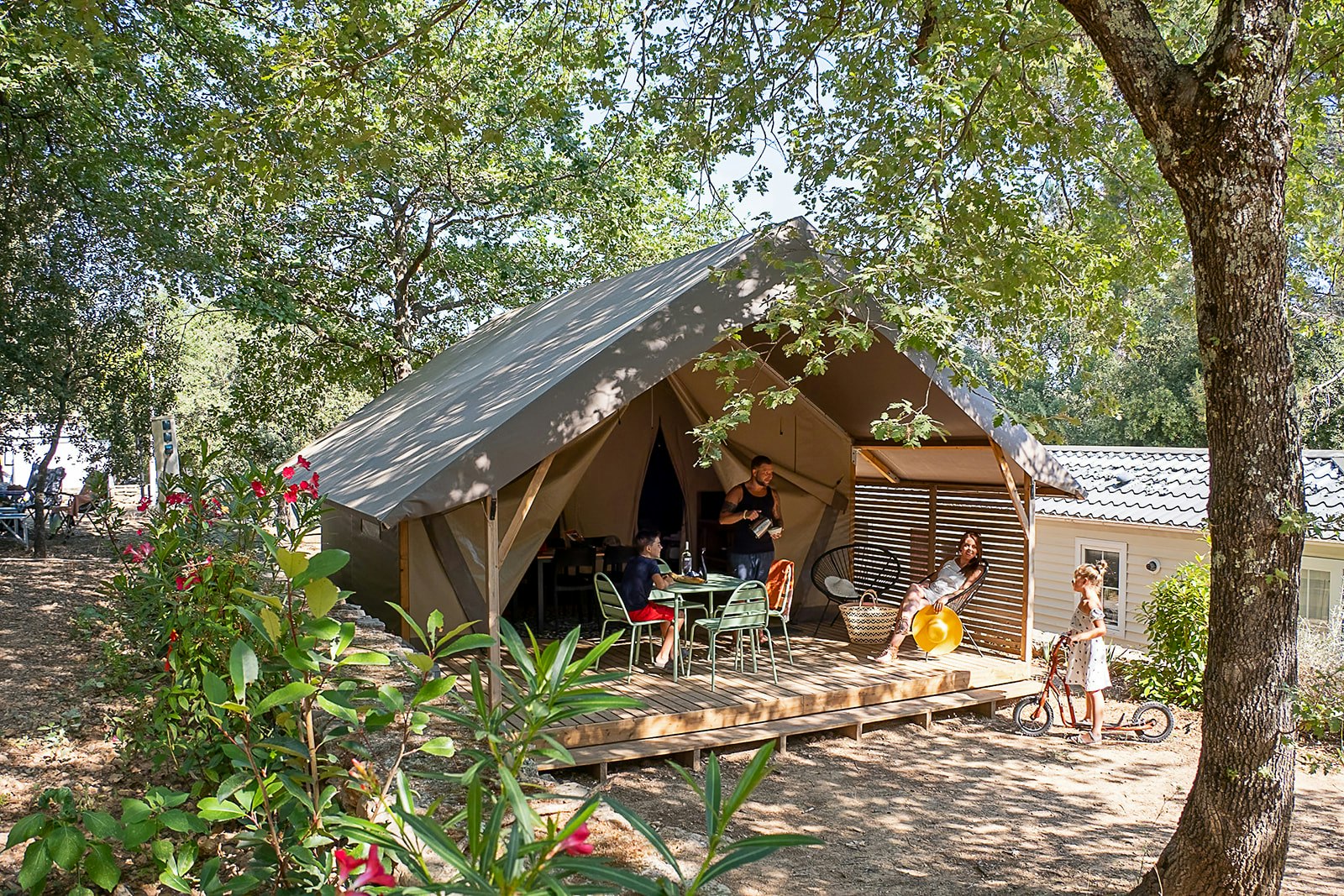 Domaine de la Cigalière - Glamping-Zelt mit Terrasse auf dem Campingplatz