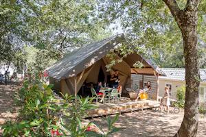 Domaine de la Cigalière - Glamping-Zelt mit Terrasse auf dem Campingplatz