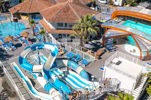 Domaine de la Marina - Luftaufnahme des Wasserparks mit Rutschen