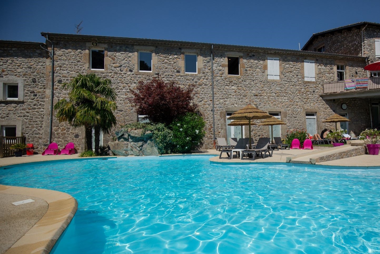 Domaine de la Plage  - Pool im Freien mit Liegestühlen und Sonnenschirmen