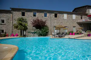 Domaine de la Plage - Pool im Freien mit Liegestühlen und Sonnenschirmen