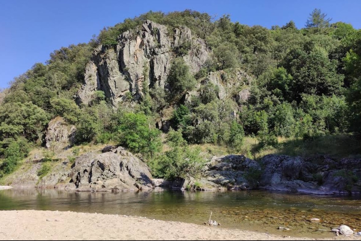 Domaine de la Plage - Blick auf den Strand und die Felsen in der Umgebung des Campingplatzes