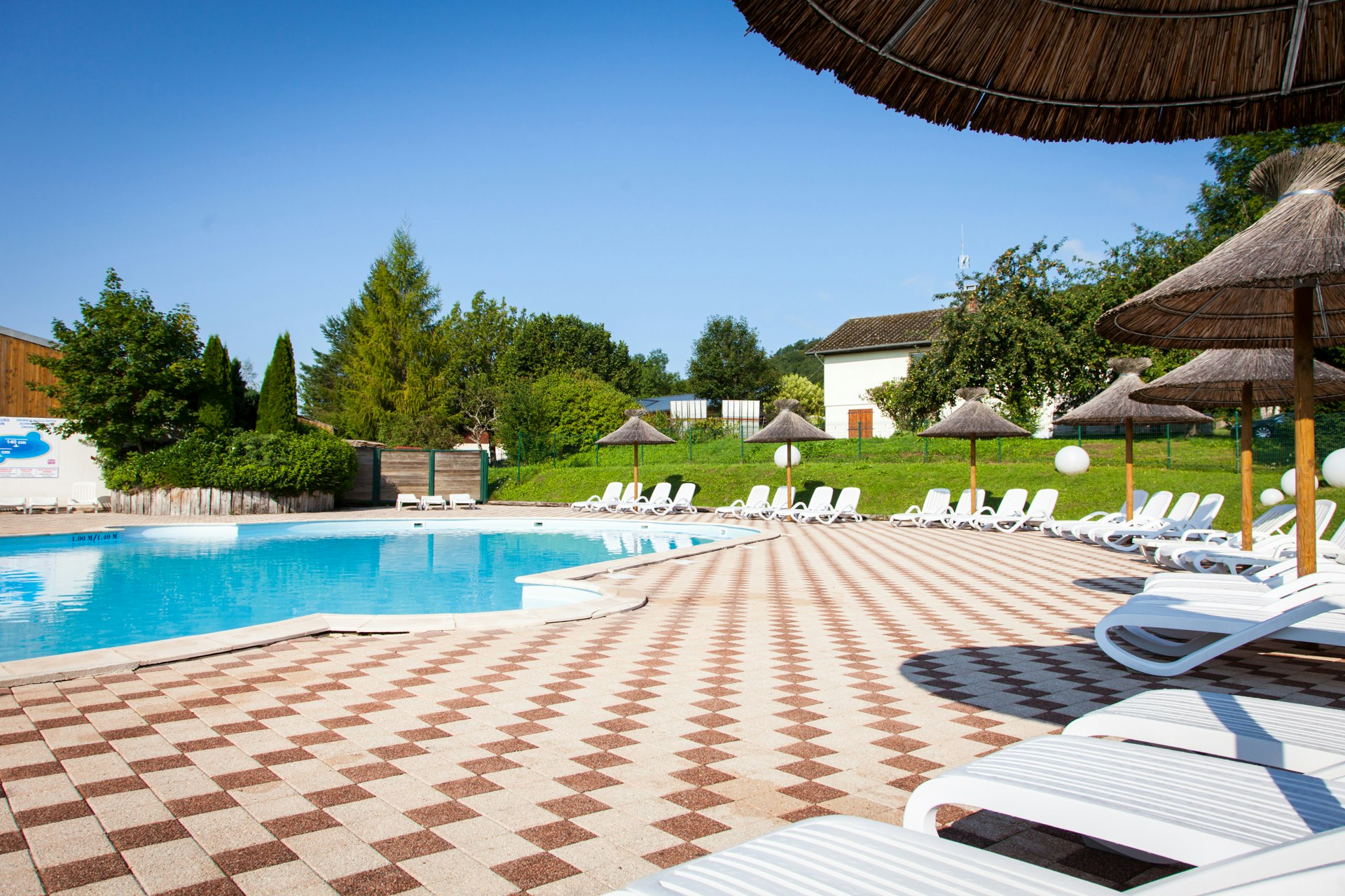Domaine de l'Epinette - Pool mit Liegestühlen und Sonnenschirmen auf dem Campingplatz