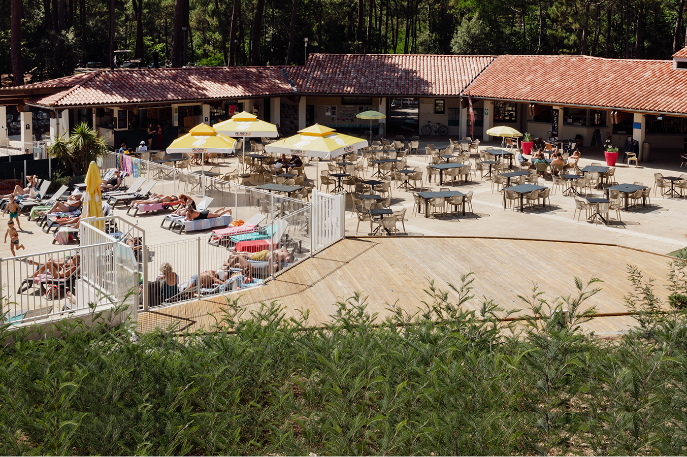 Camping Domaine de Montcalm  - Restaurant mit Terrasse auf dem Campingplatz