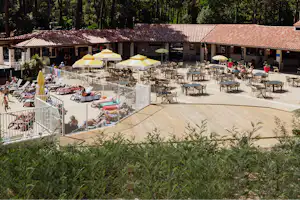 Camping Domaine de Montcalm - Restaurant mit Terrasse auf dem Campingplatz