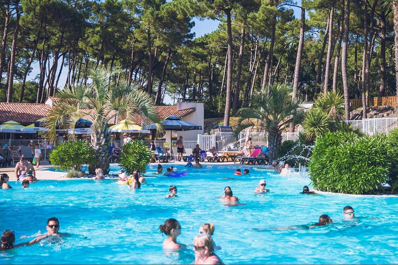 Camping Domaine de Montcalm - Blick auf das Freibad des Campingplatzes