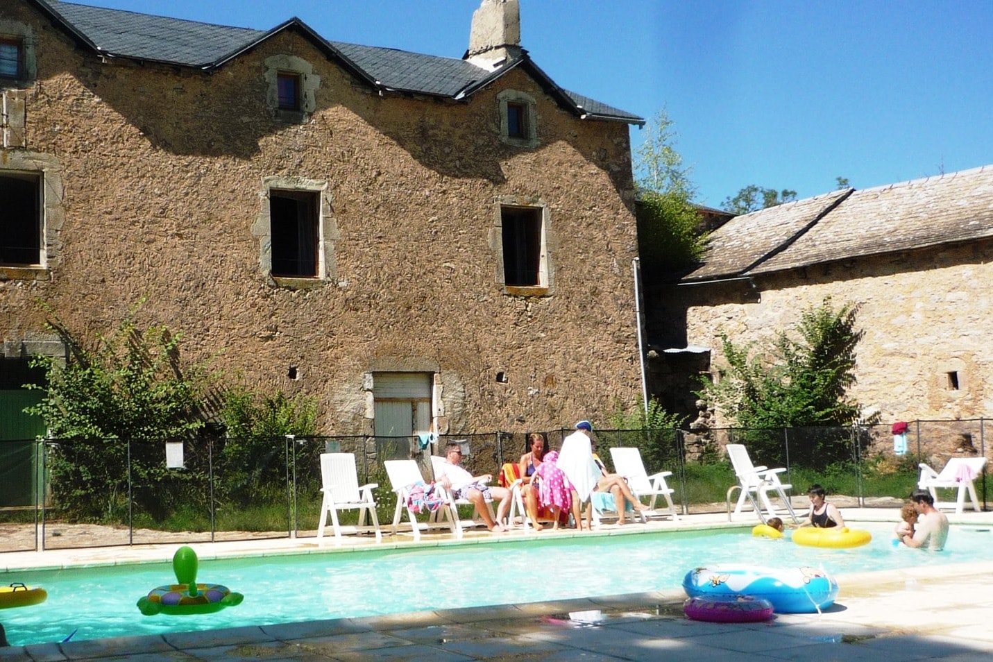 Domaine de Pradines - Gäste liegen am Pool in der Sonne