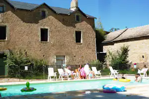 Domaine de Pradines - Gäste liegen am Pool in der Sonne