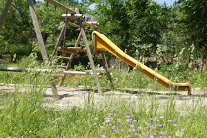 Domaine de Pradines - Rutsche und Schaukel auf dem Außenspielplatz