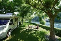 Domaine de Soleil Plage - Camper sitzen vor dem Wohnmobil im Schatten der Markise