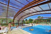 Domaine de Soleil Plage - eleskopischer Schwimmbadüberdachung auf dem Campingplatz
