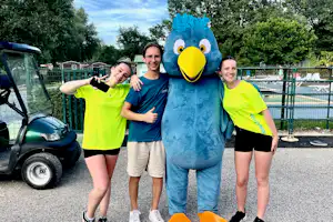 Domaine des 3 Lacs du Soleil - Golfer mit Maskottchen
