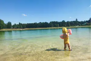 Domaine des 3 Lacs du Soleil - Kind im See auf dem Campingplatz