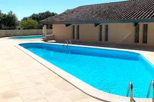 Domaine des Barons de La Chasse - Freibad auf dem Campingplatz