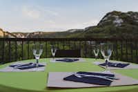Domaine des Blachas - Panoramablick auf die Schluchten der Ardèche von der Terrasse des Restaurants der Domaine des Blachas aus