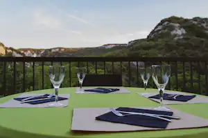 Domaine des Blachas - Panoramablick auf die Schluchten der Ardèche von der Terrasse des Restaurants der Domaine des Blachas aus