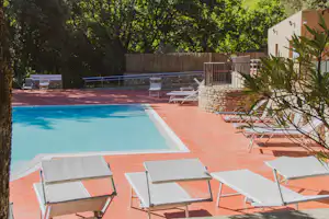 Domaine des Blachas -Lage des Pools mit liegestühlen