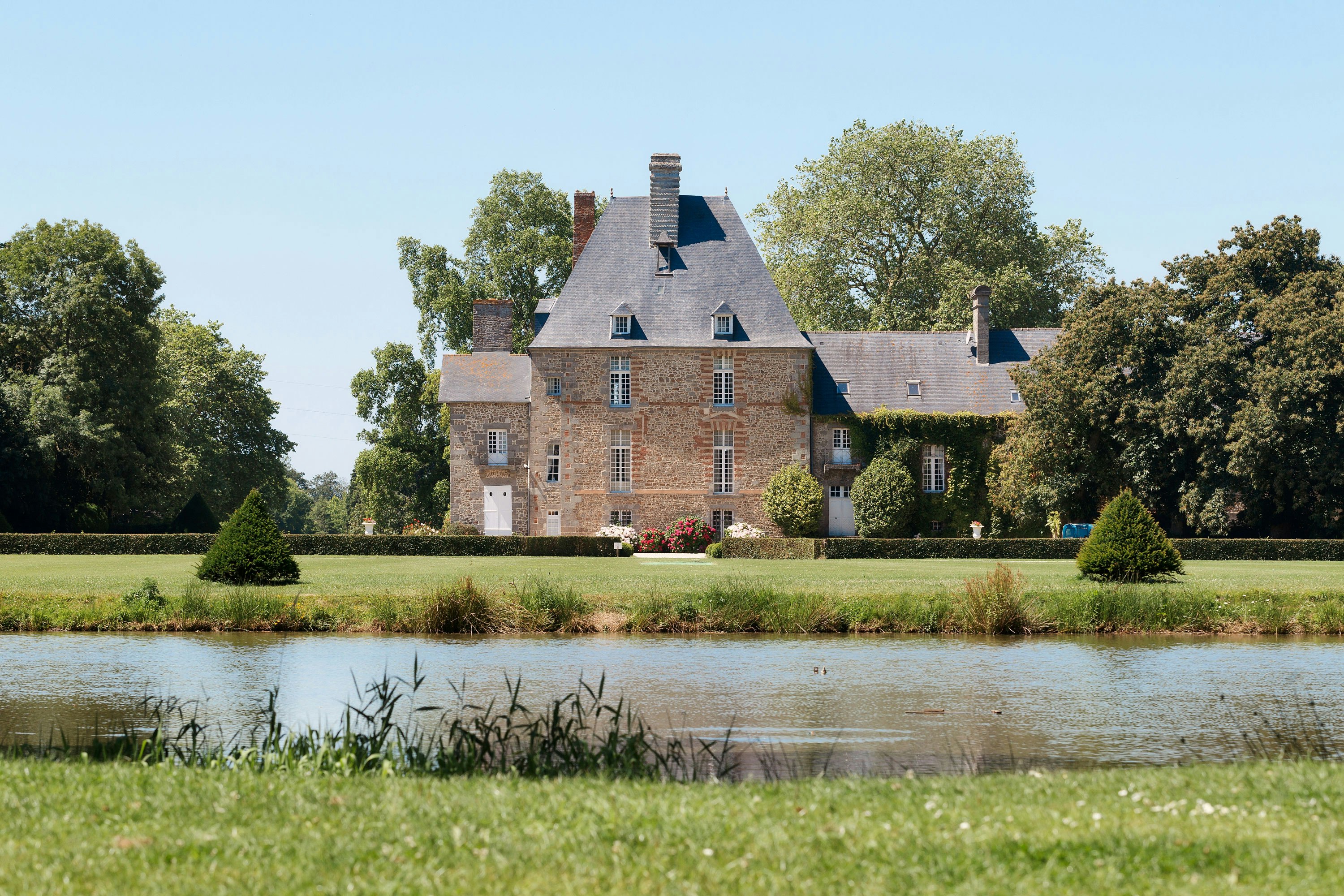 Camping Les Ormes, Domaine & Resort  Domaine des Ormes - Blick auf das Schloss am Campingplatz