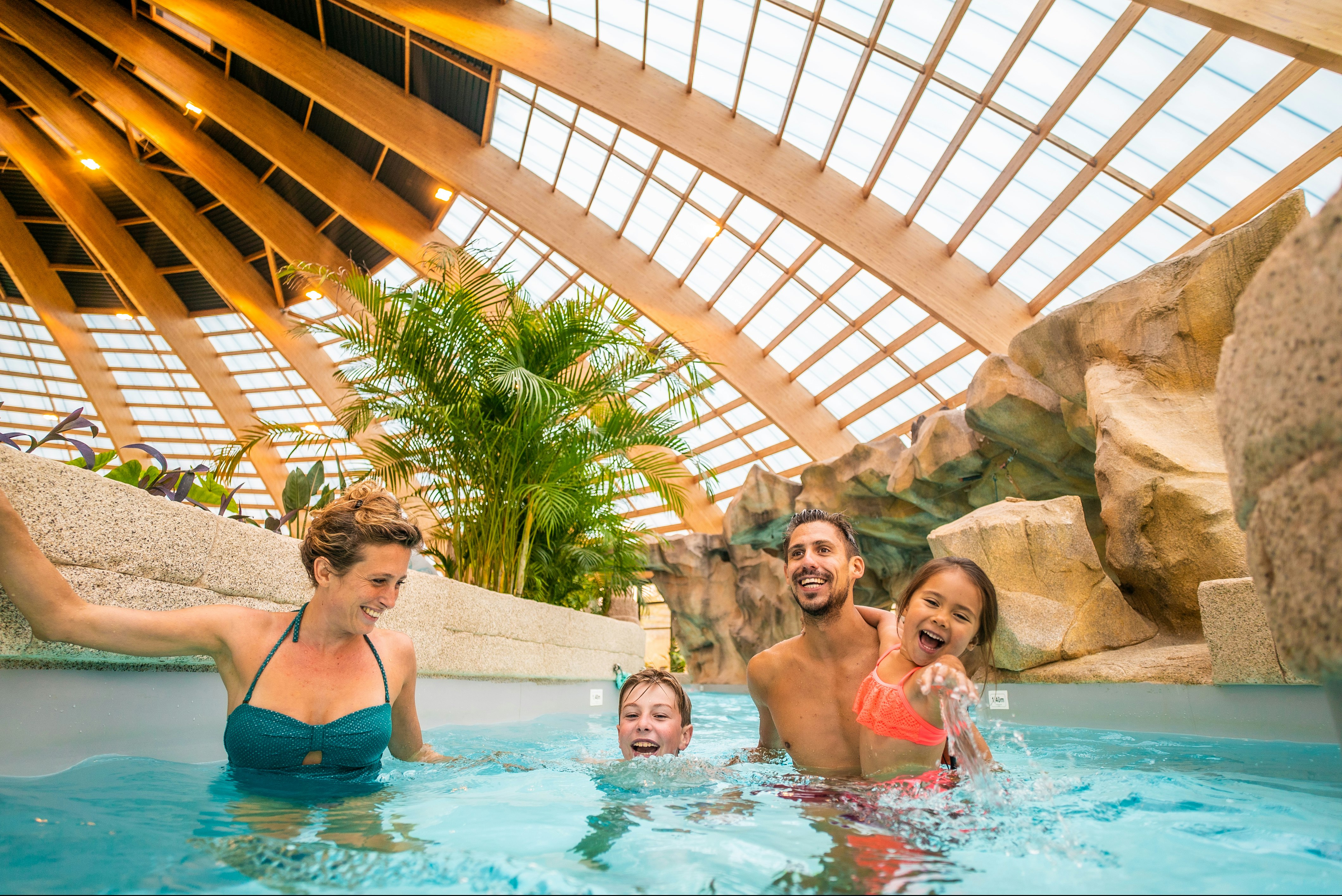 Camping Les Ormes, Domaine & Resort  Domaine des Ormes - Familie im Wasserpark des Campingplatzes