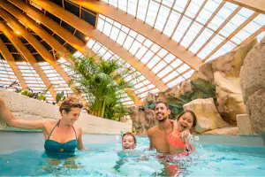 Camping Les Ormes, Domaine & Resort Domaine des Ormes - Familie im Wasserpark des Campingplatzes