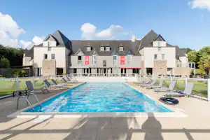 Camping Les Ormes, Domaine & Resort Domaine des Ormes - Hotel mit Pool auf dem Campingplatz
