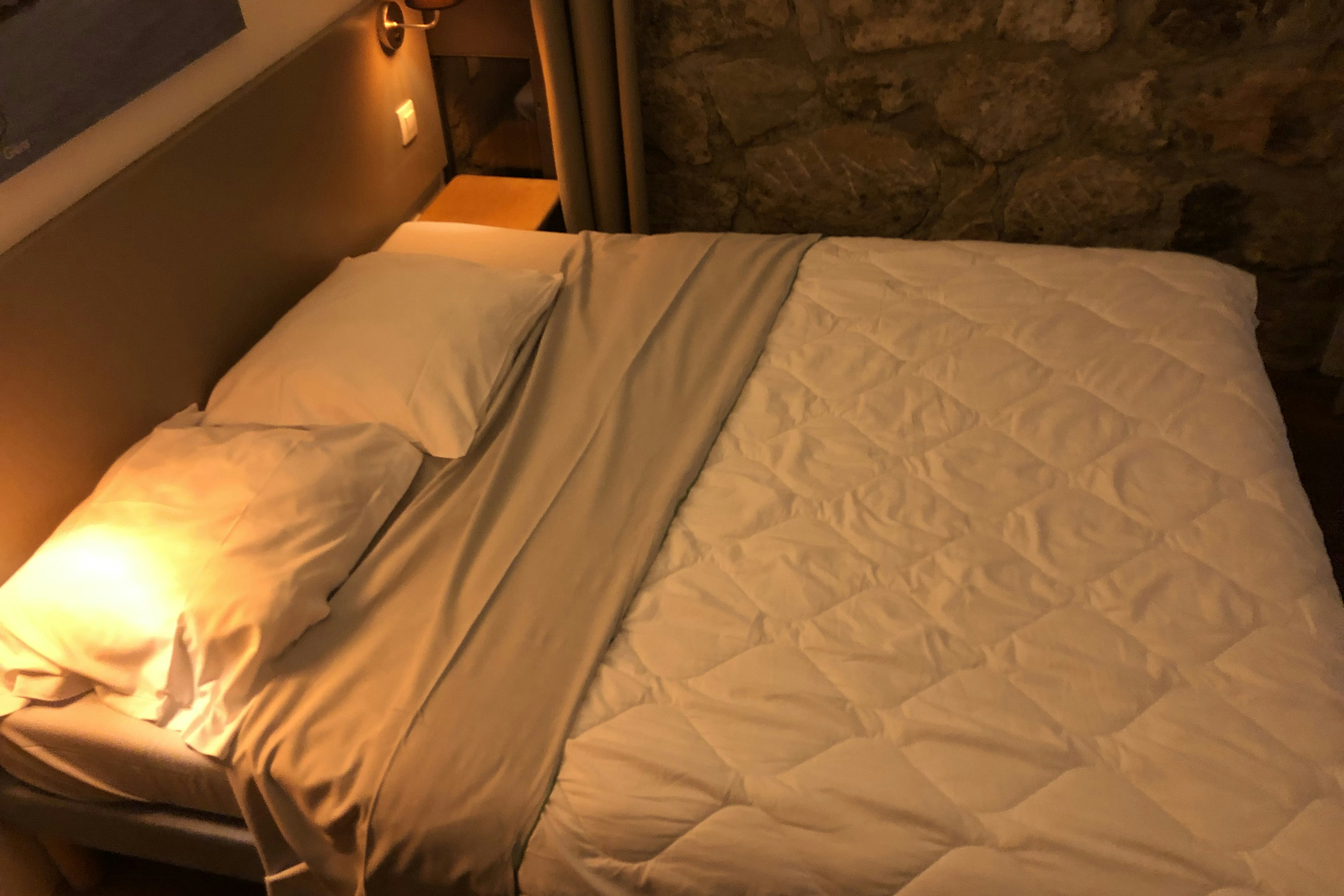 Domaine des Vans - Doppelbett im Schlafzimmer eines Mobilheims