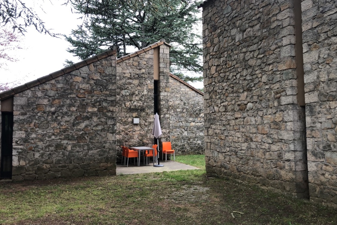 Domaine des Vans - Terrasse auf dem Campingplatz