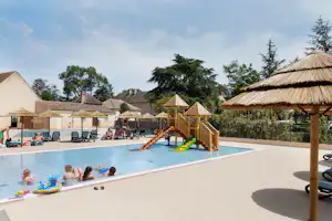 Domaine du Château de l' Epervière - Blick auf Poolbereich mit Wasserspielplatz für Kinder auf dem Campingplatz