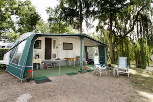 Domaine du Château de l' Epervière - Zeltplatz im Schatten der Bäume auf dem Campingplatz