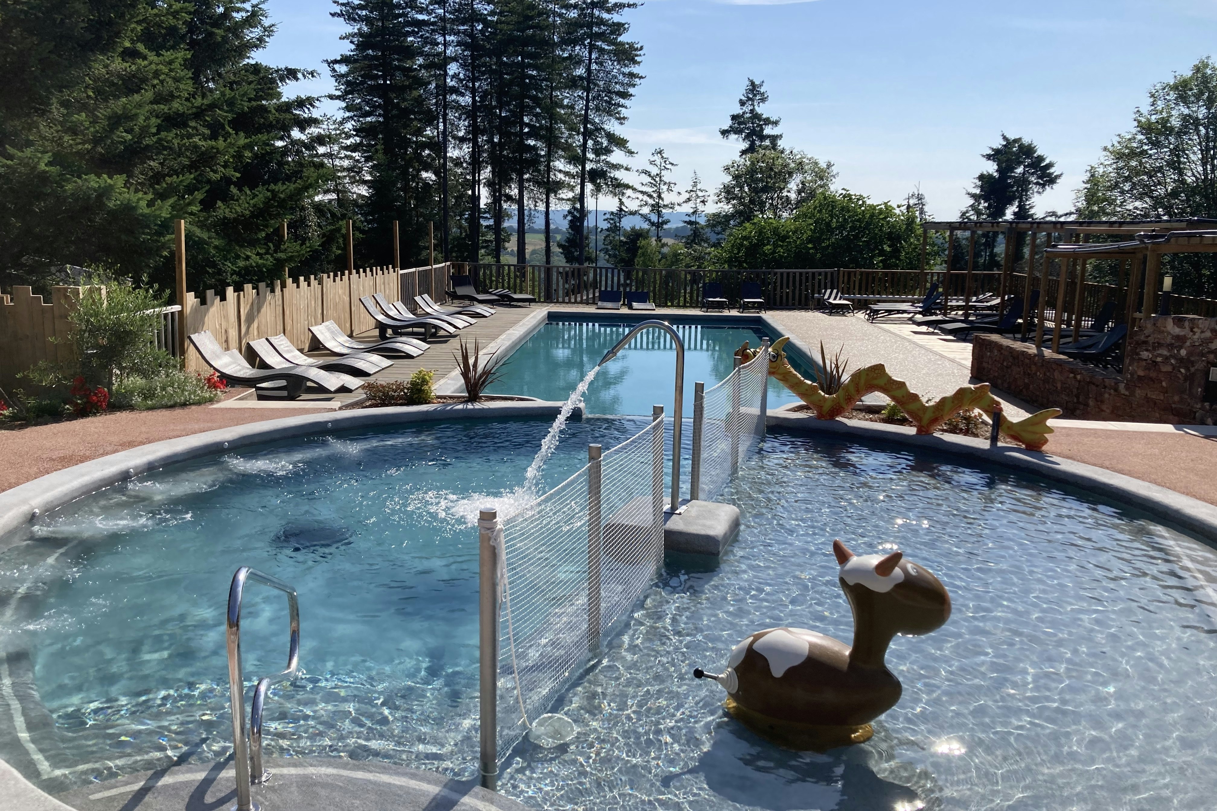 Domaine du Coq Rouge - Pool mit Kinderbereich auf dem Campingplatz