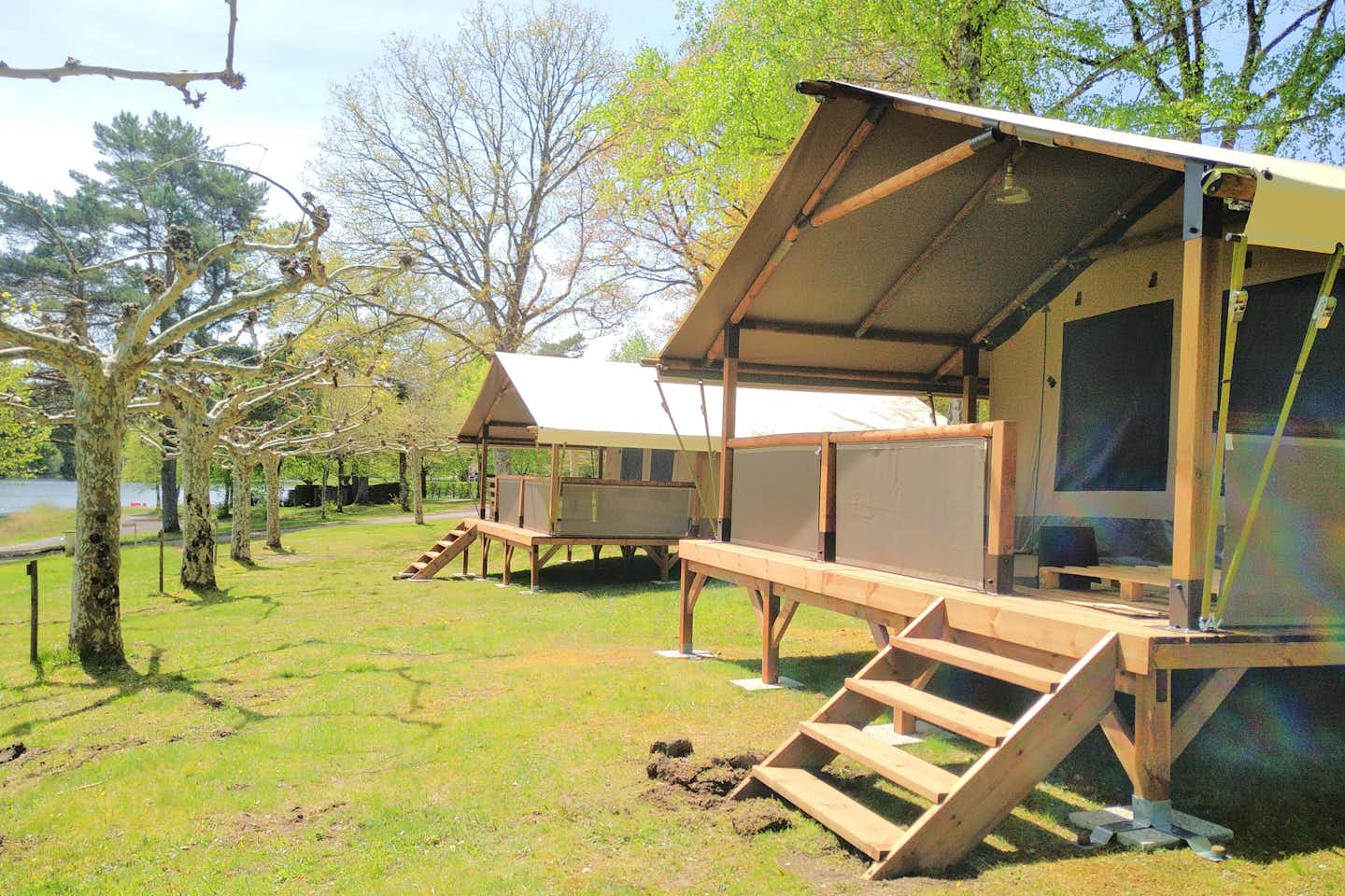 Domaine du lac De Feyt - Safari-Zelte auf grüner Wiese auf dem Campingplatz