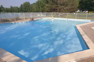 Domaine du Lac de Neguenou - Campingplatz Pool